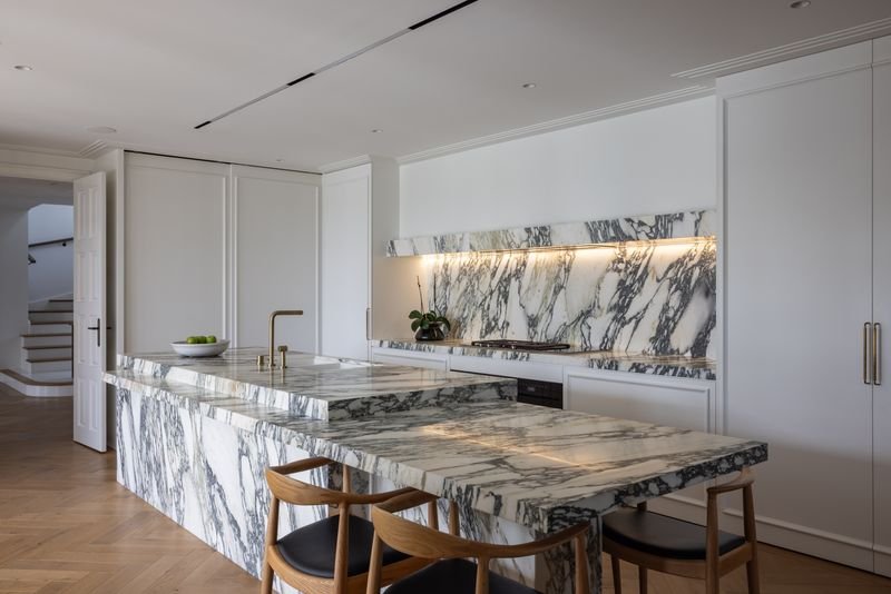 SprayMe polyurethane-lacquered kitchen with marble island, architectural residence